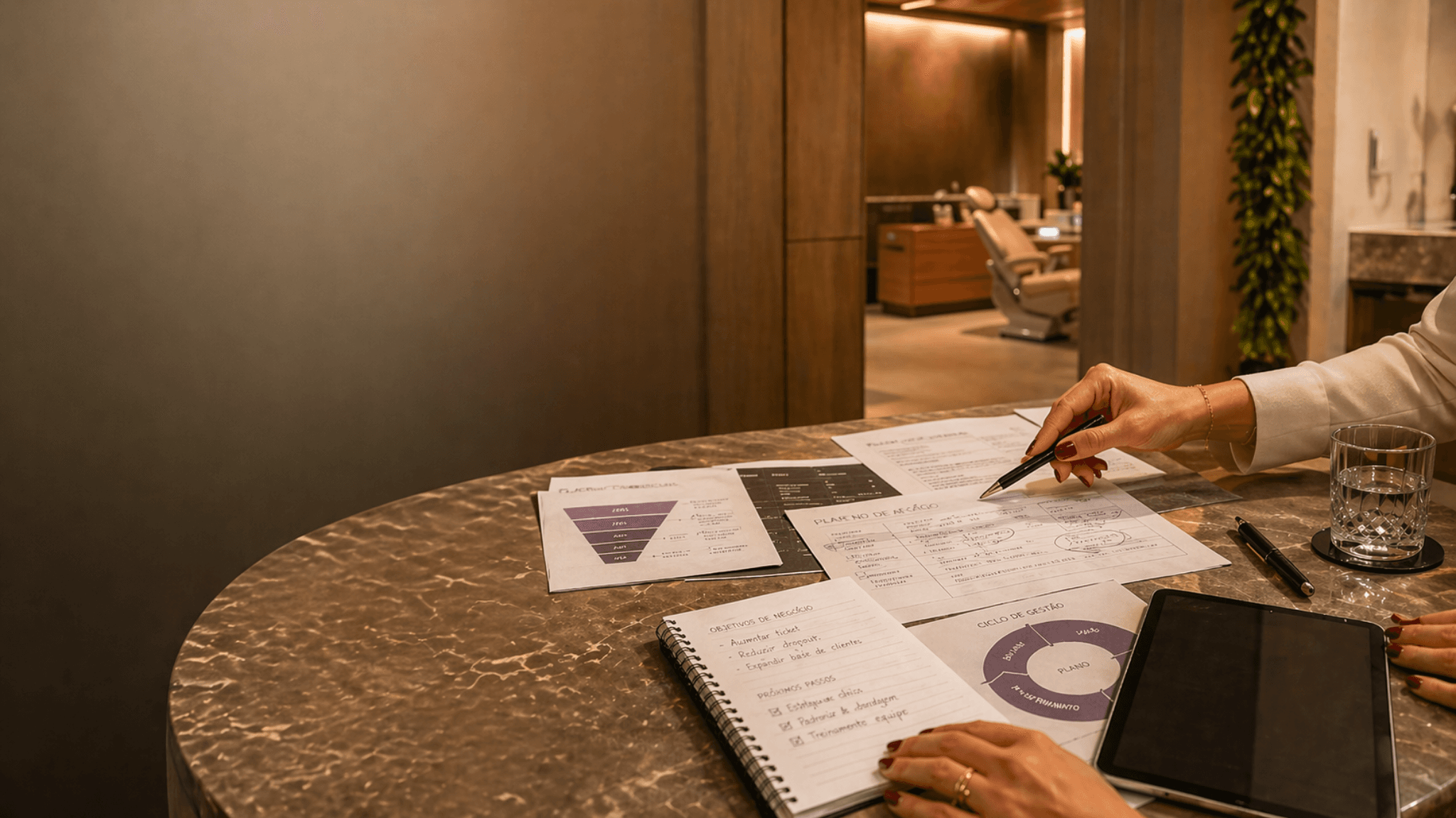 Cena editorial de uma clínica premium em momento de decisão comercial — ambiente quente, materiais de plano de ação na mesa.